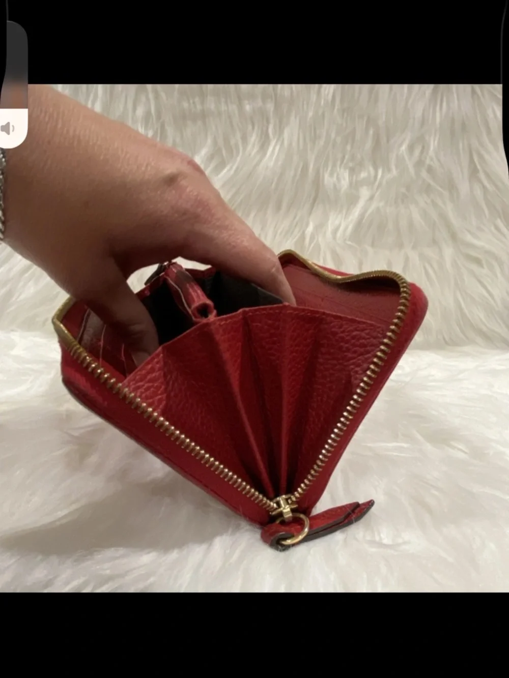 Gucci Red Leather Zip Wallet with Gold GG Emblem - includes box - Picture 4 of 13